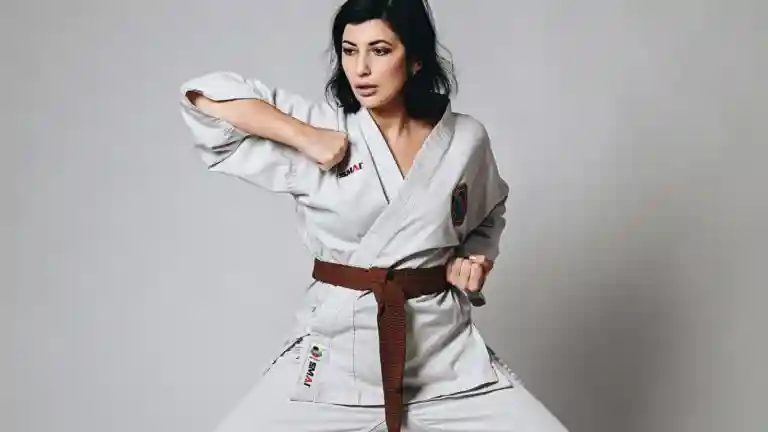 Une sportive en kimono réalise un mouvement de combat