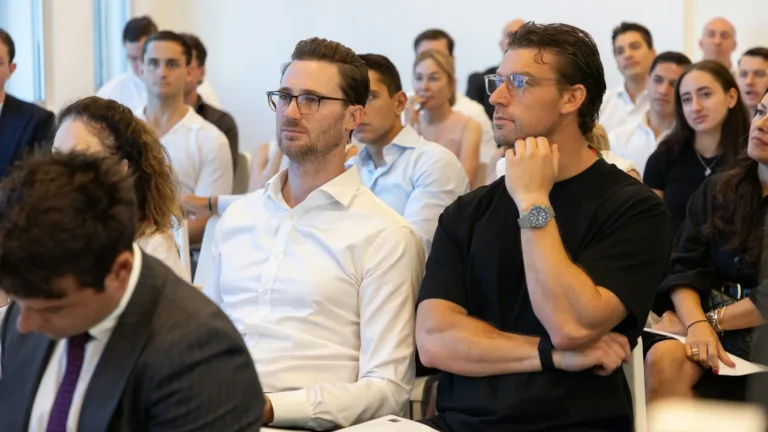 Casting Cité Ardente : hommes de 30 à 70 ans, silhouettes politiques muettes