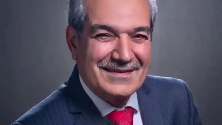 Portrait d’un homme mûr en costume avec une moustache