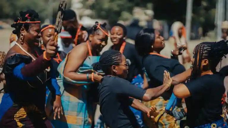 Des personnes participent à une danse collective en plein air, photographie illustrative ne représentant pas une scène de Maloya du film.