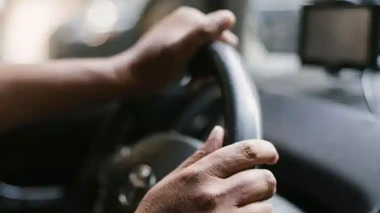 Mains d'un conducteur au volant d'une voiture
