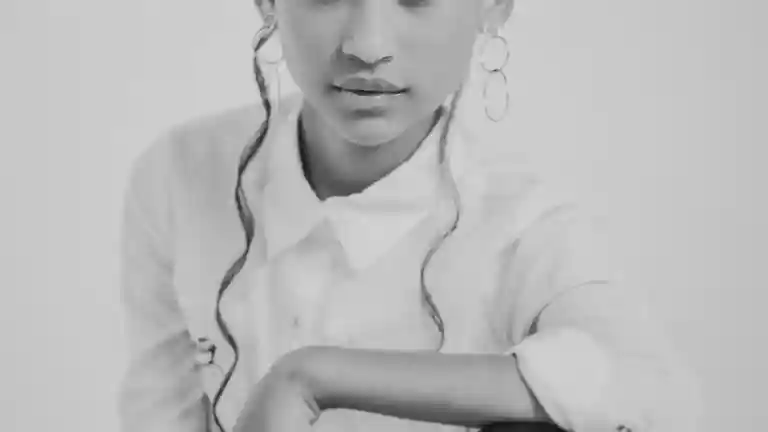 Portrait en noir et blanc d'une jeune femme aux cheveux relevés
