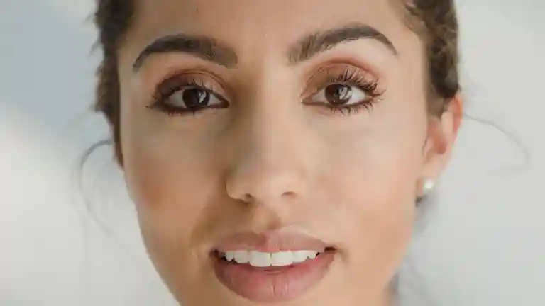 Portrait d’une jeune femme brune sur fond clair