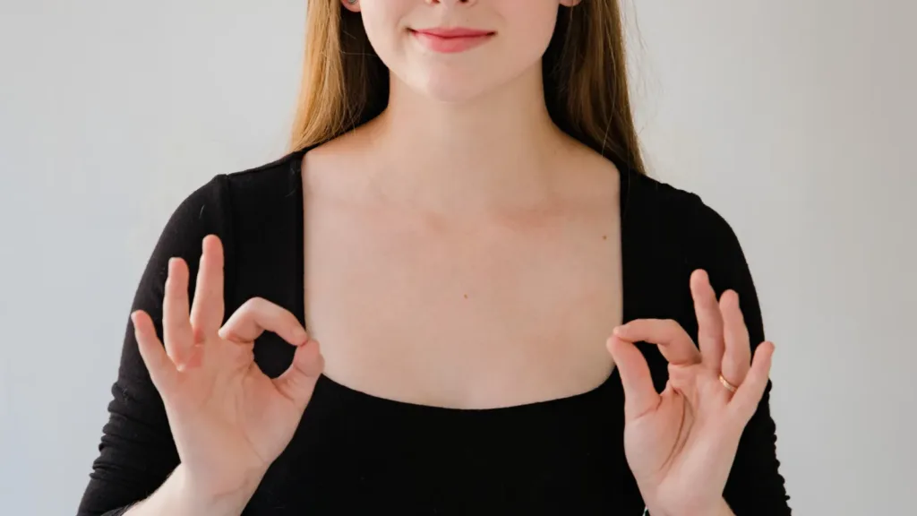 Casting femme pratiquant la langue des signes pour un film à Nancy