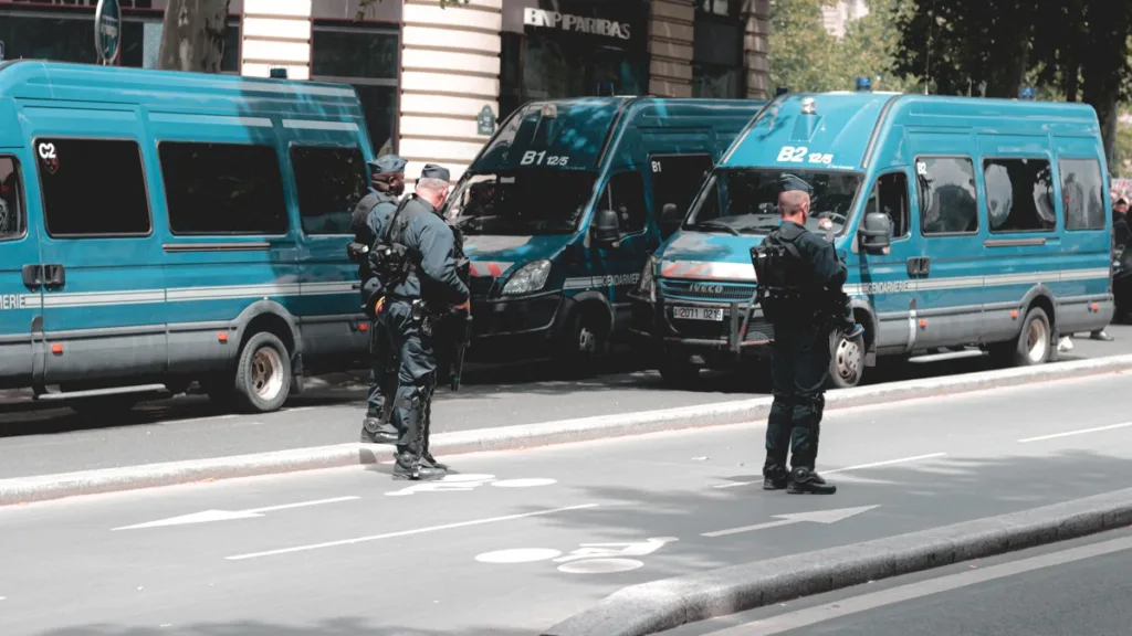 Casting gendarmes avec uniforme : Cancel, Disney+, Paris
