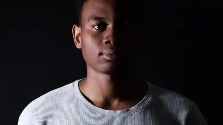 Portrait sombre d'un jeune homme à l'expression neutre