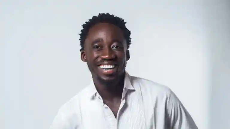 Portrait d’un jeune homme souriant en chemise blanche