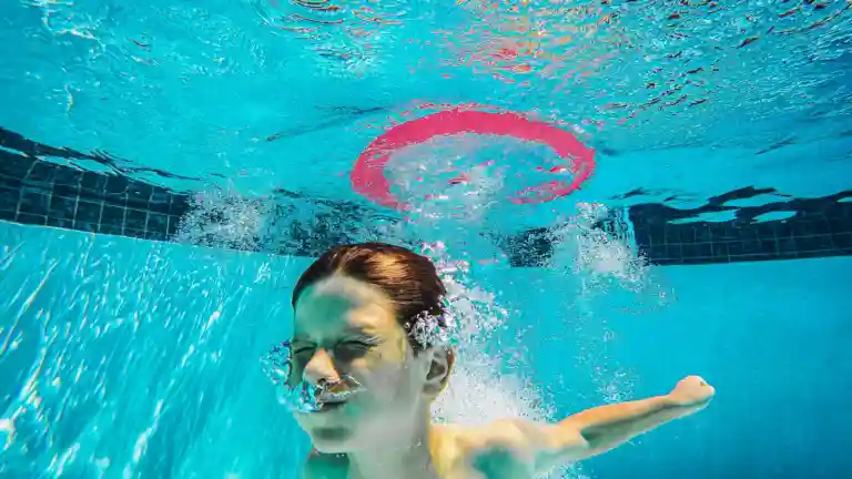 Garçon nageant sous l'eau dans une piscine