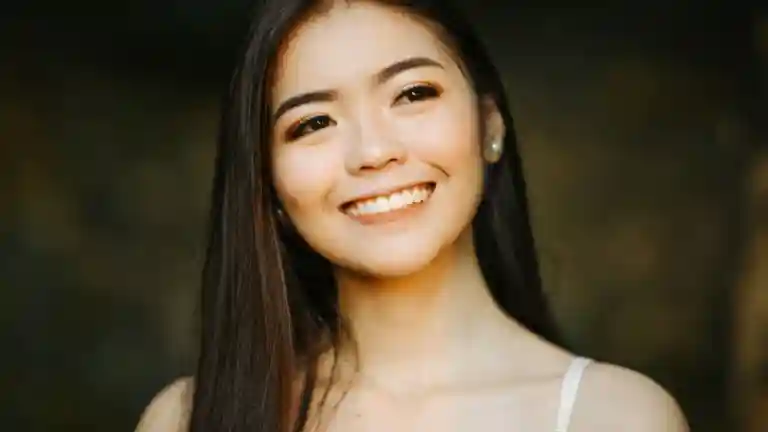 Portrait d’une jeune femme souriante en lumière naturelle