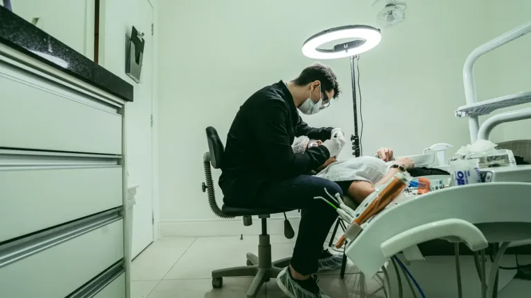 Casting LUCIE : homme 55-75 ans pour patient avec prothèse dentaire à Bruxelles
