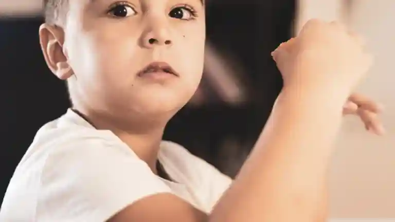 Un jeune garçon réfléchit, portrait illustratif du fils inquiet dans une série médicale.