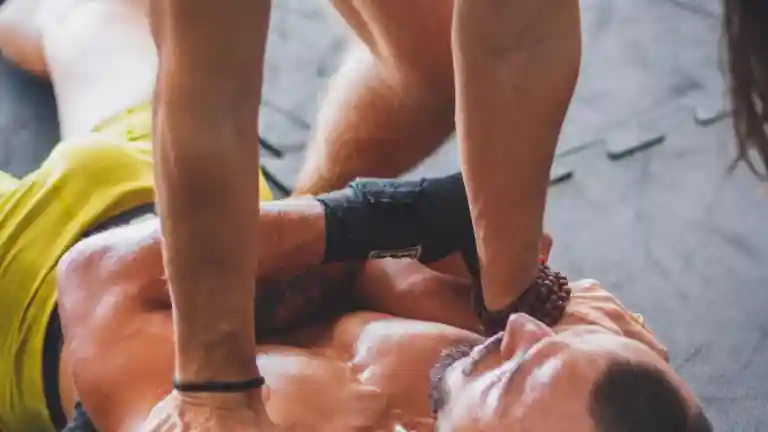 Professionnel réalisant une technique de massage sur un sportif