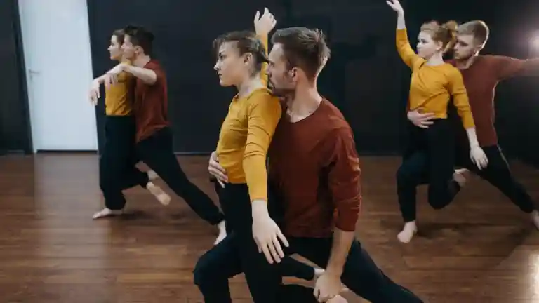 Groupe de danseurs en mouvement, illustration générique pour un casting d'interprètes corporels