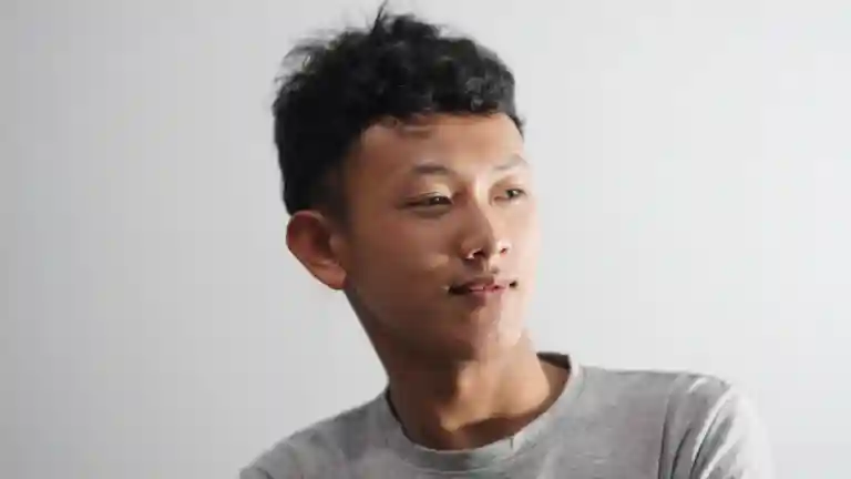 Portrait d'un jeune homme en tenue décontractée