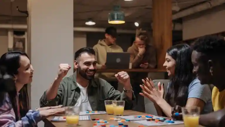 Groupe d'amis autour d'un jeu de société, illustration générique pour un casting publicitaire