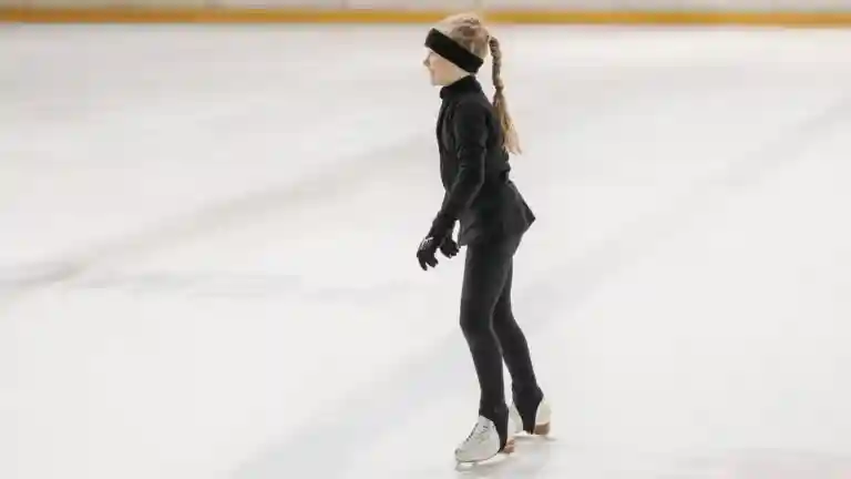 Jeune fille en patins sur une patinoire, photographie illustrative
