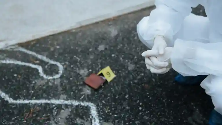 Gants et indices de police scientifique, figuration médicale. Photographie illustrative sans rapport direct avec le tournage ou les interprètes recrutés.