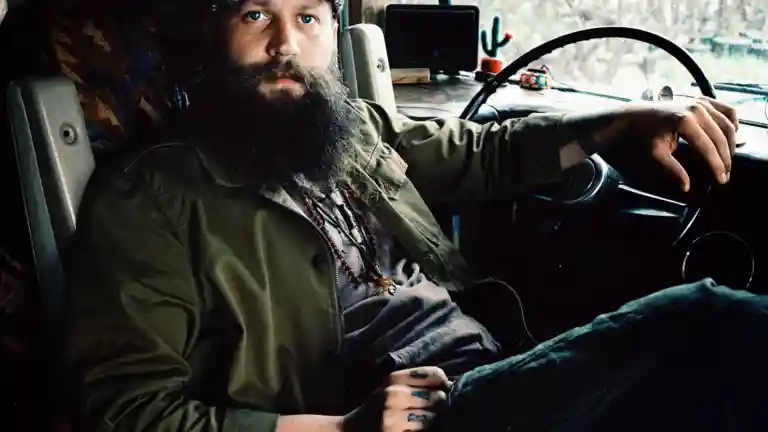 Conducteur barbu assis au volant d'un camion