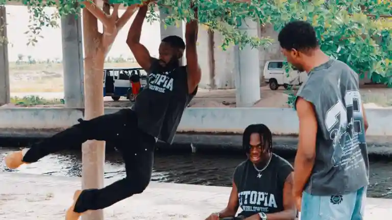 Trois jeunes hommes passent un moment ensemble sous un arbre