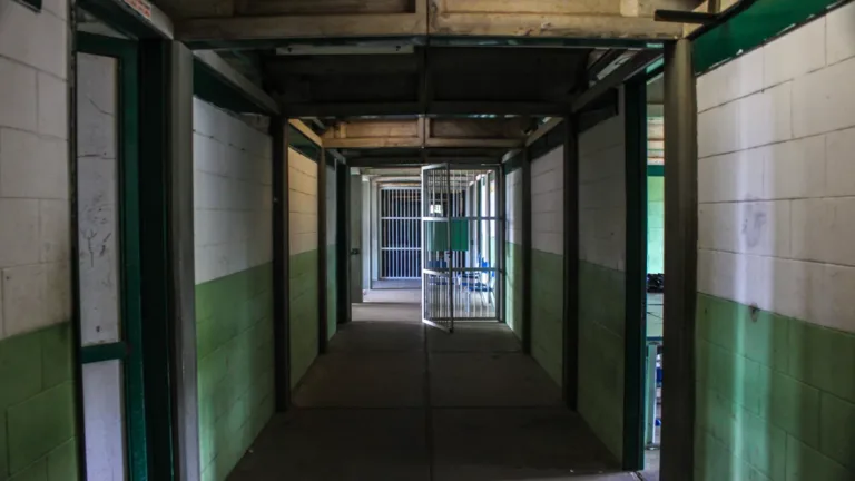 Casting figurants prisonniers dans une série à Martigues