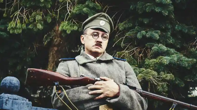 Homme adulte en tenue militaire historique tenant une réplique de fusil, photo illustrative du profil de silhouette militaire recherché