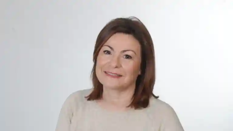 Portrait naturel d’une femme d’âge mûr aux cheveux bruns, souriante