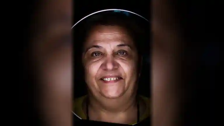 Portrait rapproché d’une femme brune d’âge mûr souriante