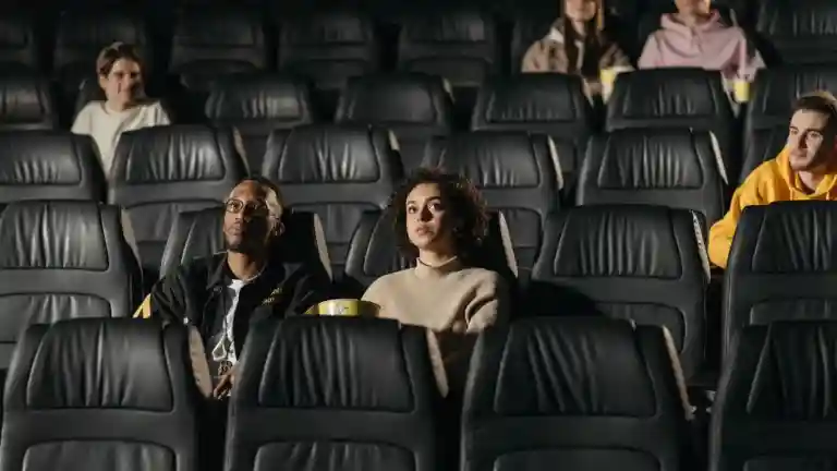 Spectateurs assis dans une salle de cinéma (photographie d'illustration)