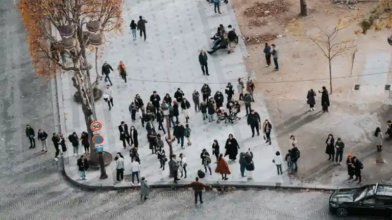 Foule de passants sur un trottoir parisien en automne, illustration de la figuration du film Pumping Black.