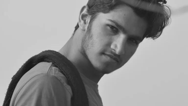 Casting jeune homme de 20 à 22 ans, présence et regard dans le Sud