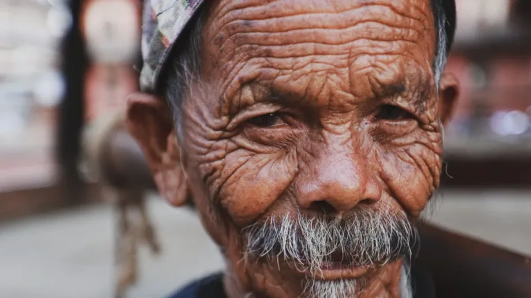Casting homme 65-85 ans au visage marqué pour vidéos musicales à Paris