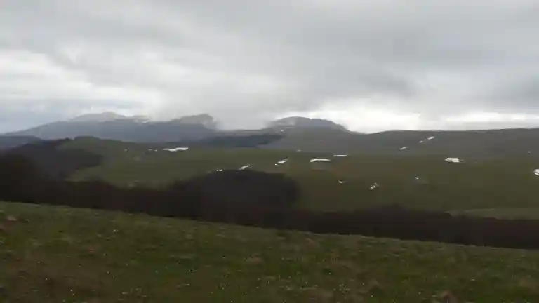 Plateaux et montagnes du Vercors sous un ciel couvert