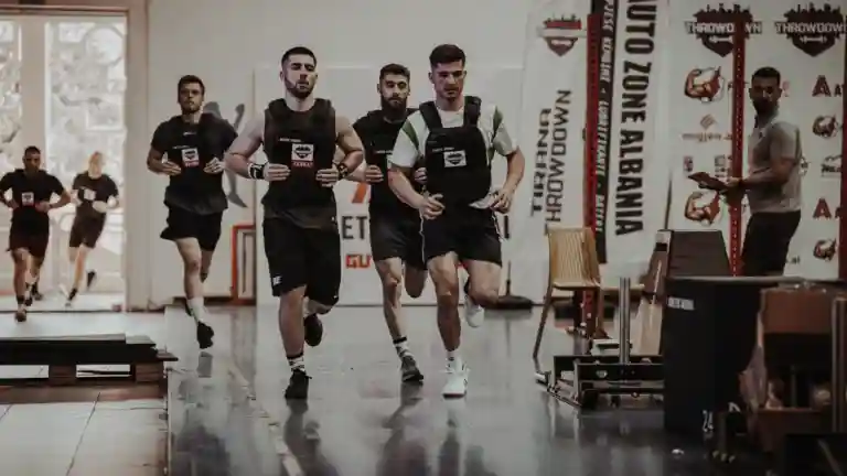 Hommes athlétiques en mouvement, illustration générique pour un casting de rôles physiques