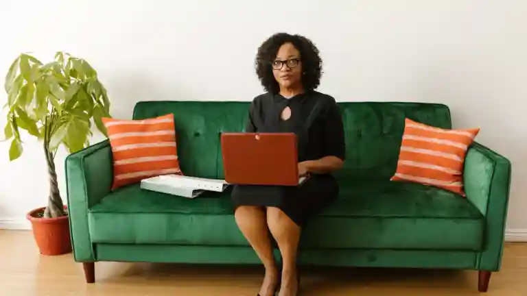 Femme adulte assise dans un intérieur, illustration d'un casting de figuration