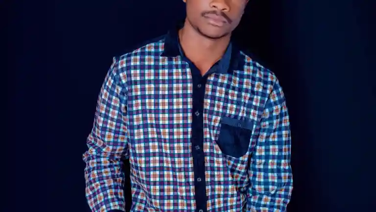Jeune homme photographié en portrait, illustration d'un casting de figuration