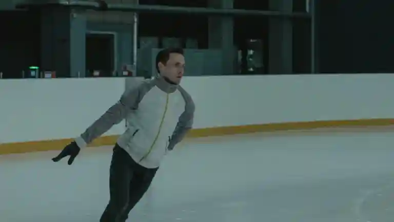 Un homme s'entraîne au patinage sur une patinoire, illustration non liée à la série