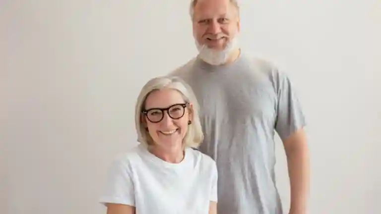 Une femme et un homme seniors souriants, photographie illustrative des profils recherchés