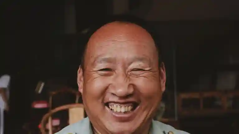 Homme d'âge mûr souriant, photographié en portrait