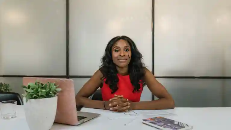 Portrait d'une femme dans un cadre professionnel pour illustrer un film de communication interne