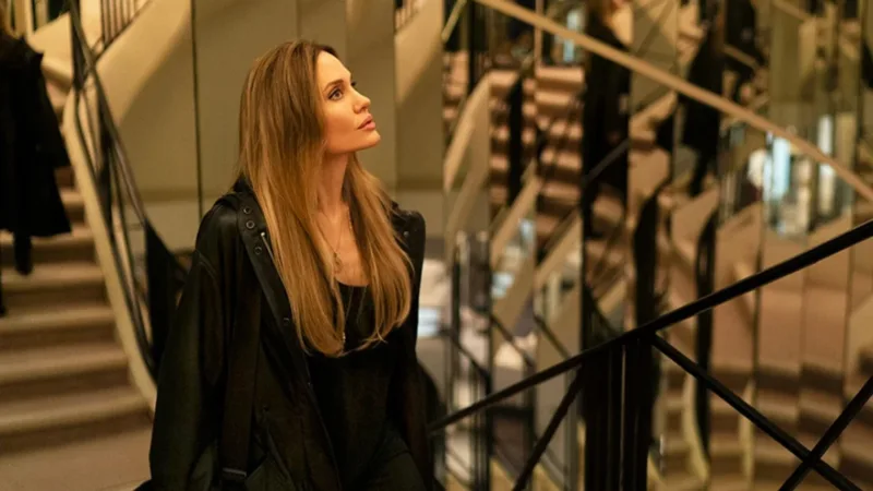 Angelina Jolie dans un escalier dans Coutures