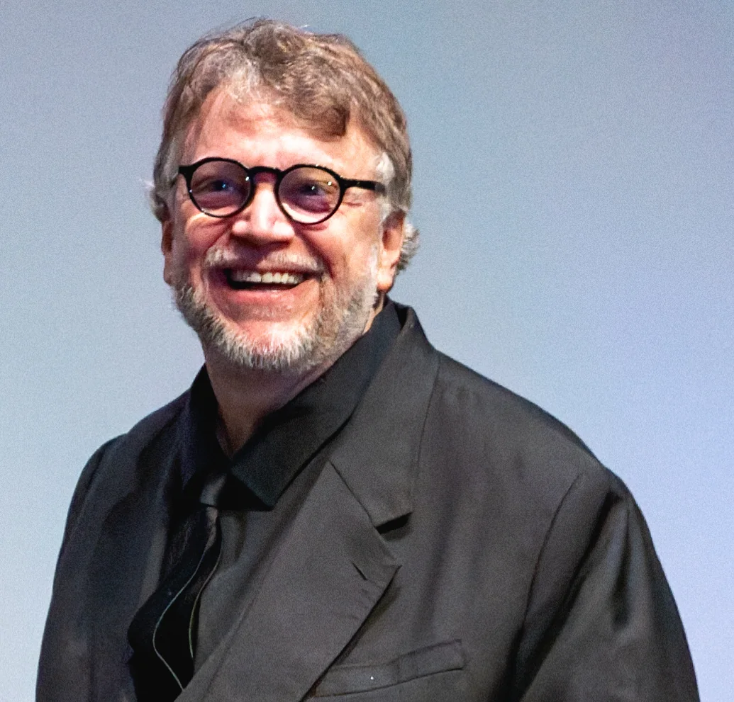 Guillermo del Toro souriant avec des lunettes et une veste noire