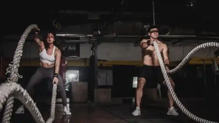 Deux personnes réalisant des exercices de fitness avec des cordes