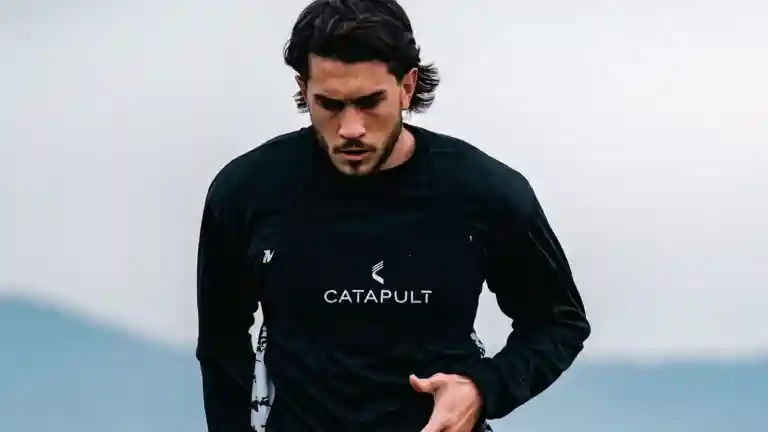 Un footballeur dribble pendant un entraînement