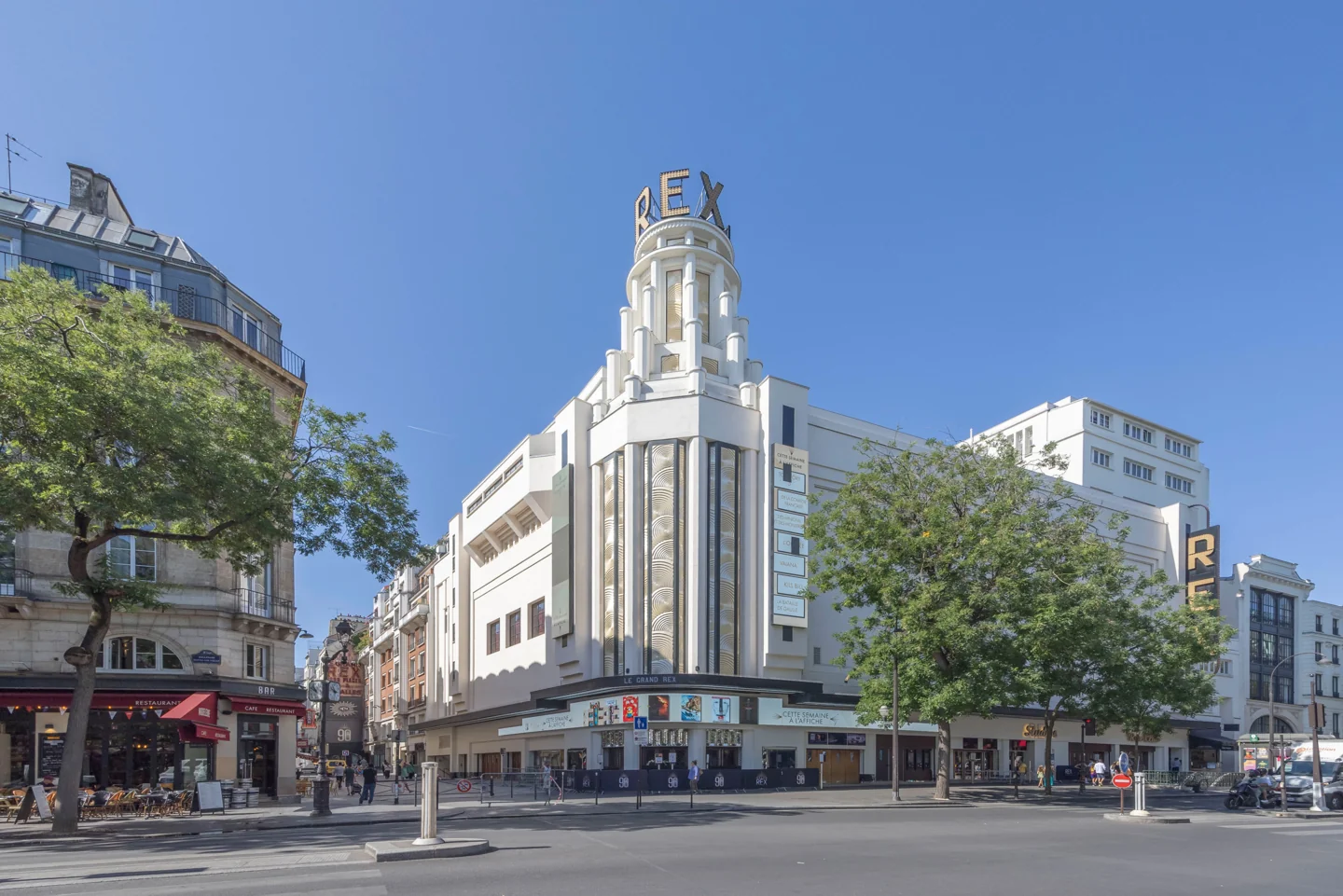 Façade et tour du Grand Rex à Paris en juillet 2026