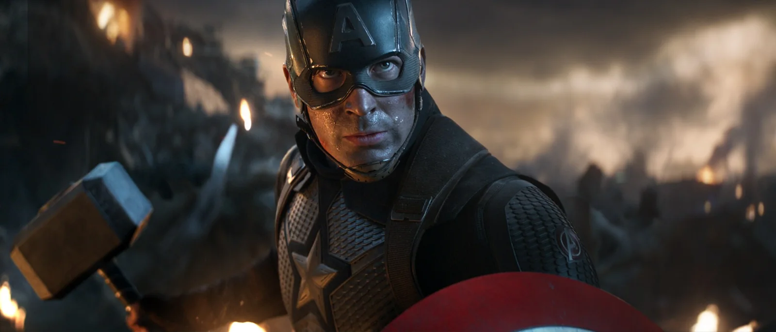 Captain America tient son bouclier et le marteau de Thor sur le champ de bataille