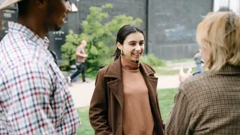 Groupe d'adultes portant des vêtements décontractés dans un parc, illustration