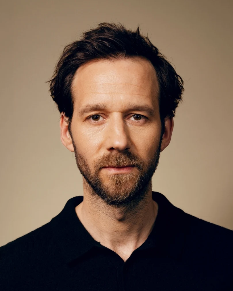 Benjamin Lavernhe en chemise sombre dans un portrait publié par la Comédie-Française