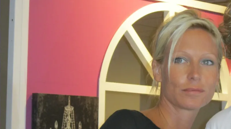 Rebecca Hampton lors d’une séance de dédicaces en octobre 2011