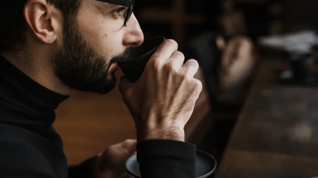 Casting Haute Saison 2 : client de café, homme de 30 à 40 ans
