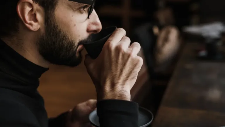 Casting Haute Saison 2 : client de café, homme de 30 à 40 ans